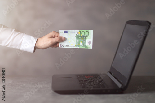 Sto euro, banknot przy monitorze