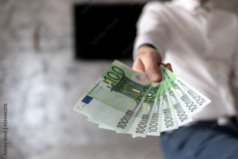 Podawać banknoty, oferta - banknoty sto euro - obrazy, fototapety, plakaty 