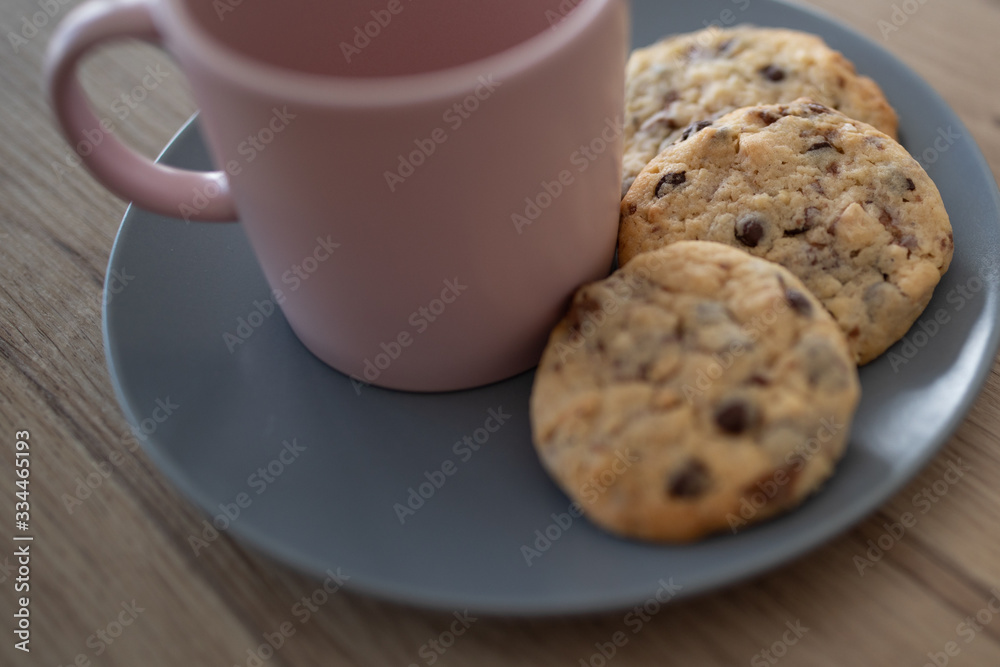 Tasse und Teller mit Chocolate-Chip Cookies Tasse und Teller mit Chocolate-Chip Cookies