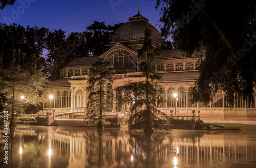 Fotografía noctuna del Palacio de Cristal en los Jardines de El Retiro de Madrid