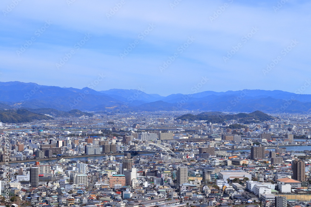 皿ヶ峰から鏡川大橋を眺める　春（高知県　高知市）