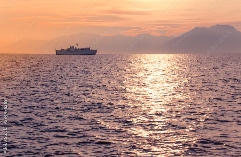 bateau au coucher de soleil sur la méditerranée en Italie