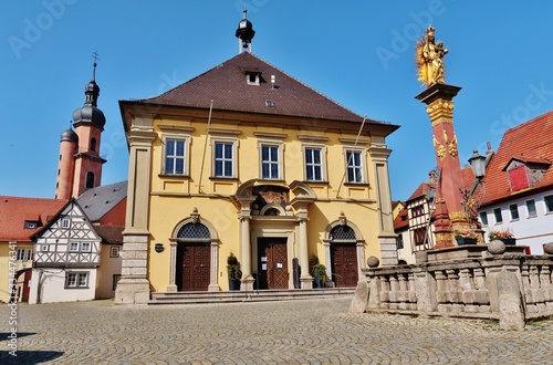Eibelstadt, Marktplatz mit Rathaus und Mariensäule