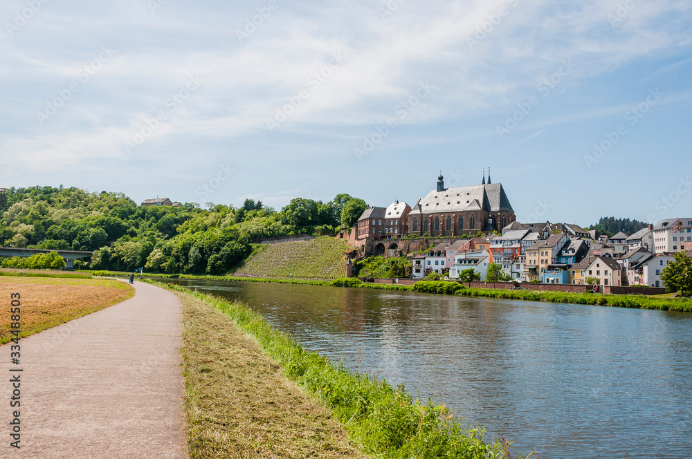 Saarburg, Saar, Fluss, Leukmündung, Laurentiuskirche, Uferweg, Schifffahrt, Leuckbach, Stadt, Altstadt, Weinstadt, Weinberg, Rheinland-Pfalz, Deutschland Saarburg, Saar, Fluss, Leukmündung, Laurentiuskirche, Uferweg, Schifffahrt, Leuckbach, Stadt, Altstadt, Weinstadt, Weinberg, Rheinland-Pfalz, Deutschland