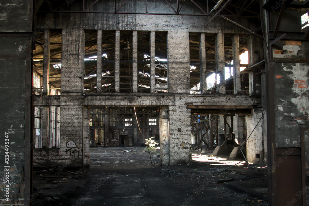 Blick in eine alte verlassene und halb verfallene Fabrikhalle
