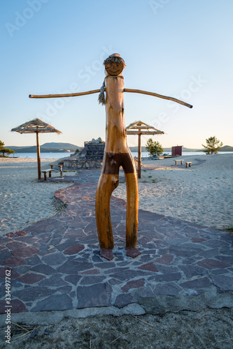 Wood product in the form of a person meets people on the beach