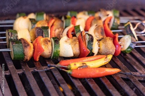 BBQ mit Schaschlik und Pepperoni am Grill Rost