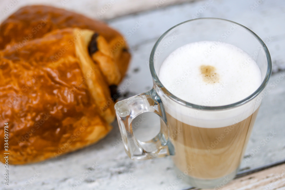 cappuccino et pain au chocolat sur une table cappuccino et pain au chocolat sur une table