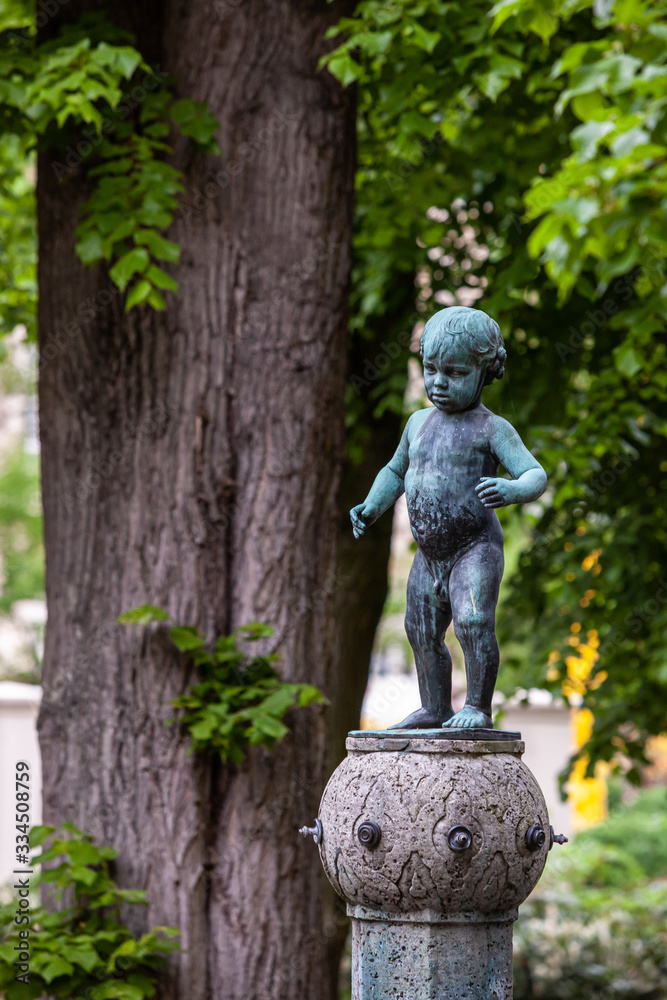 Obraz premium Statue of boy in park in Baden-Baden