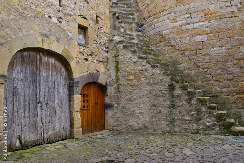 Fototapeta premium A l'escalier de la Tour-Donjon de la Sauvetat (63730), département du Puy-de-Dôme en région Auvergne-Rhône-Alpes, France 