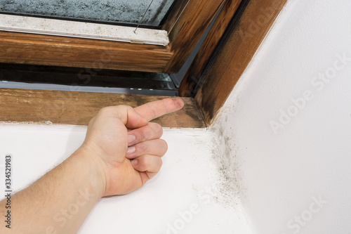 Εκτύπωση καμβά traces of moisture on the finger, taken from the window pane, bad ventilation an