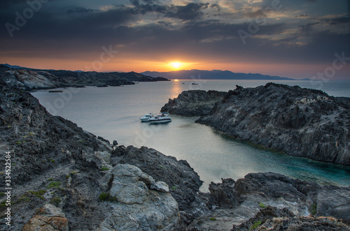 Puesta de sol en la costa del parque natural del  Cap de Creus (Cataluña, España).