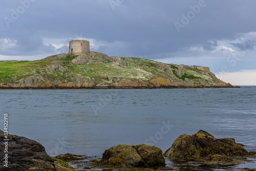 Blick vom Dillon’s Park auf die kleine unbewohnte Insel Dalkey Island mit Martello-Turm an der Ostküste Irlands photo