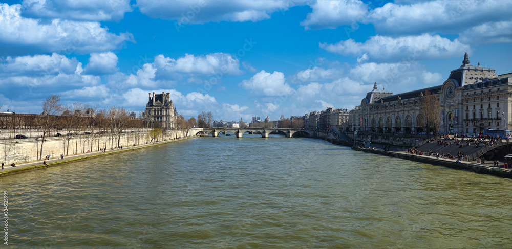 Vue sur les quais de la Seine à Paris en France depuis un bateau de croisière