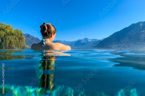 Junge Frau entspannt beim Wellness in den Bergen in einem schönen Pool