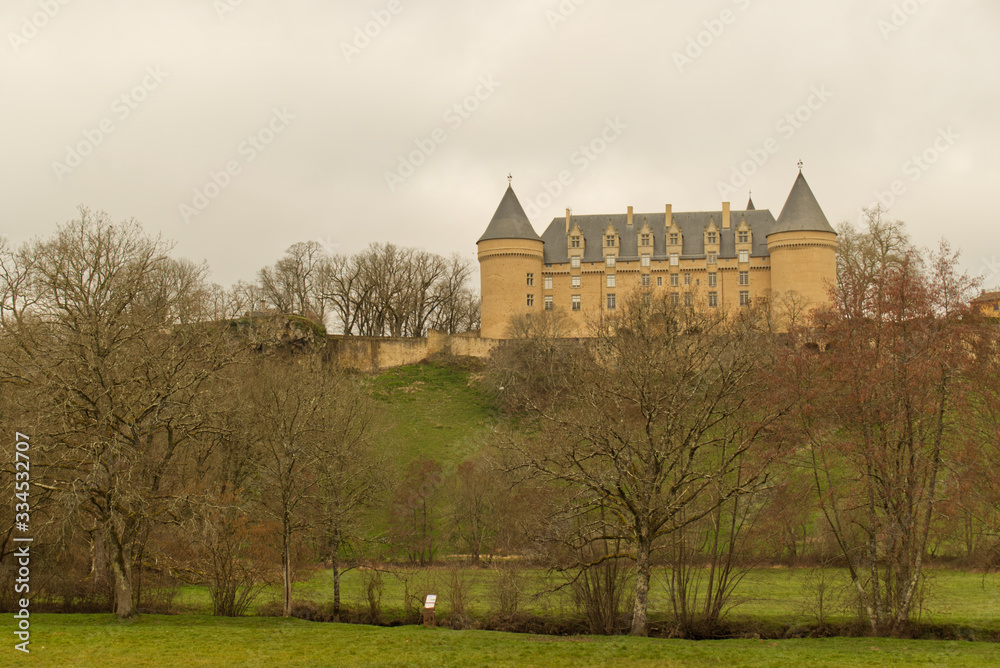 Château de la Rochechouart construit au XXIIème siècle abritant actuellement un musée commune située dans le département de la Haute Vienne en France