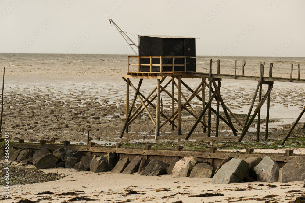 Les Moustiers en Retz en Loire atlantique pêche au carrelet au bout d'un ponton sur la côte et le rivage Les Moustiers en Retz en Loire atlantique pêche au carrelet au bout d'un ponton sur la côte et le rivage