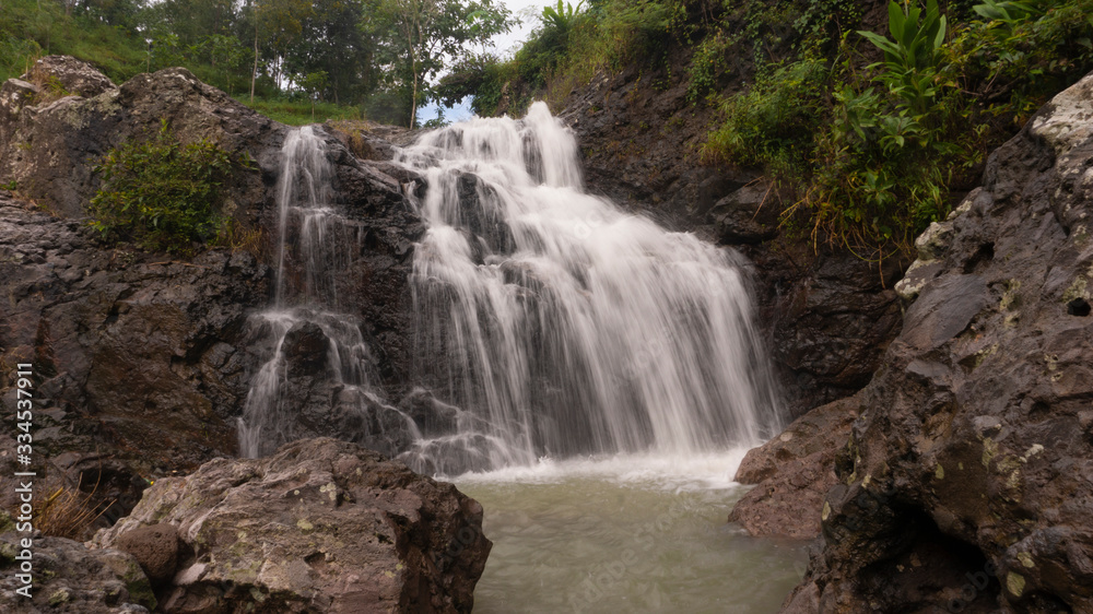 Obraz premium Cliffs with soft waterfalls in the hills