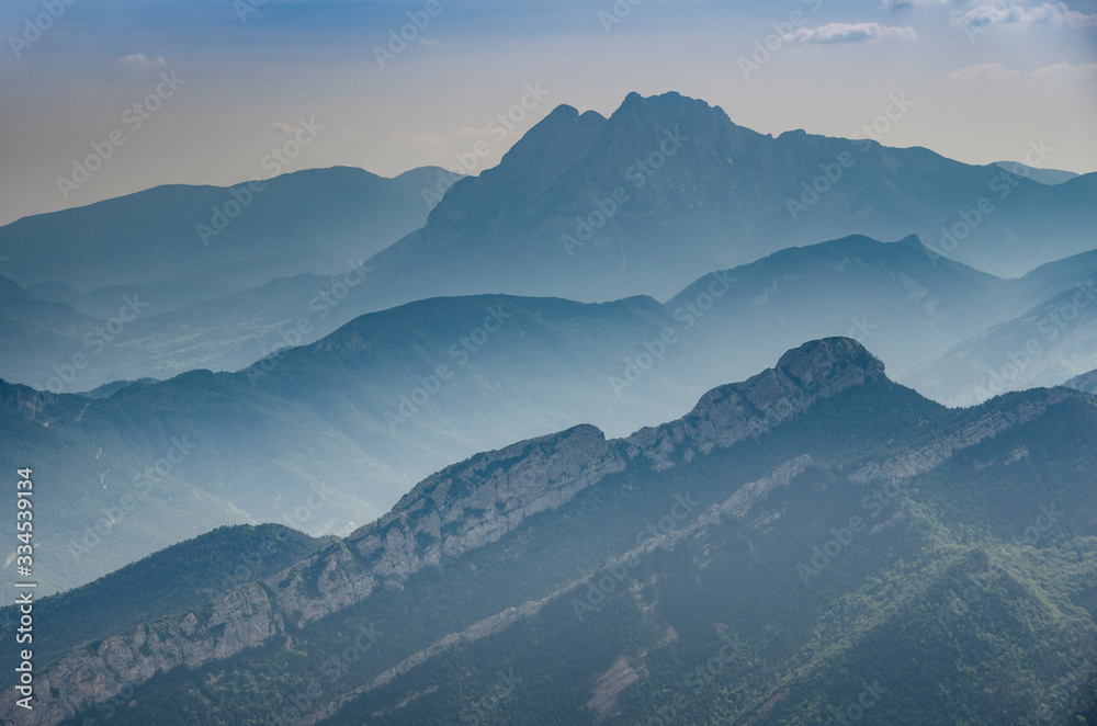 Fototapeta premium Paisaje panorámico montañoso del Pedraforca y la serra del Cadi al amanecer (Cataluña, España).