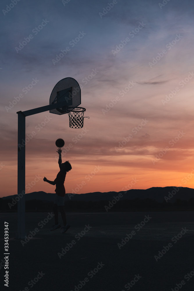 Homme seul faisant du basket à la base nature de Fréjus foto de Stock |  Adobe Stock