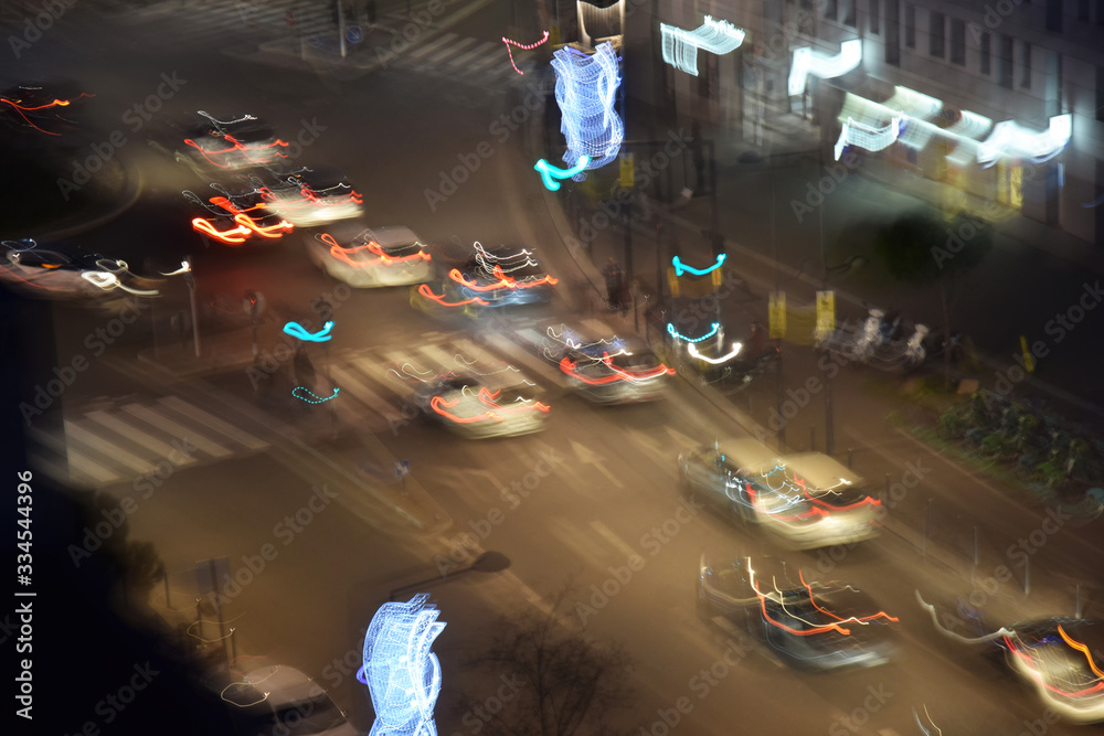 La nuit la ville joue avec les lumières : effets de zoom et de filé.