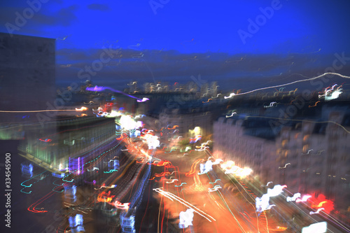 La nuit la ville joue avec les lumières : effets de zoom et de filé. © Georges Blond