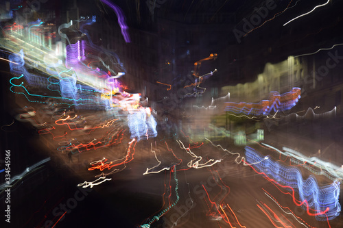 La nuit la ville joue avec les lumières : effets de zoom et de filé.