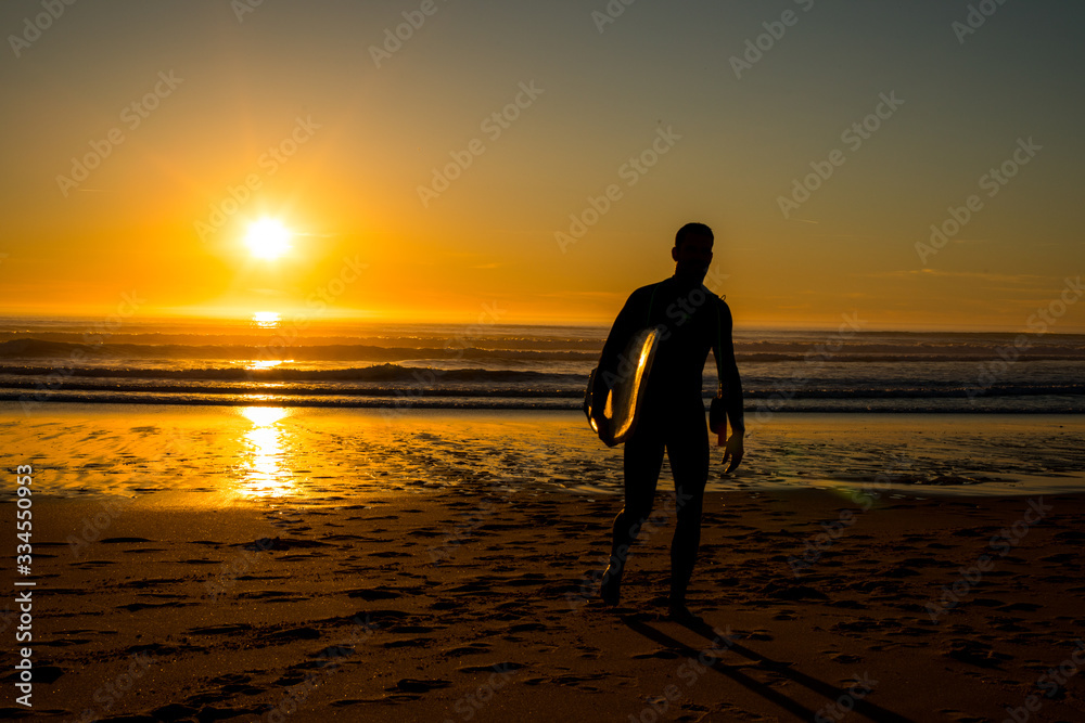 Obraz premium silhouette of man on the beach at sunset
