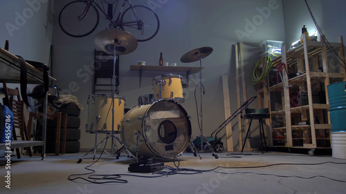 Rehearsal point in a garage with a drum