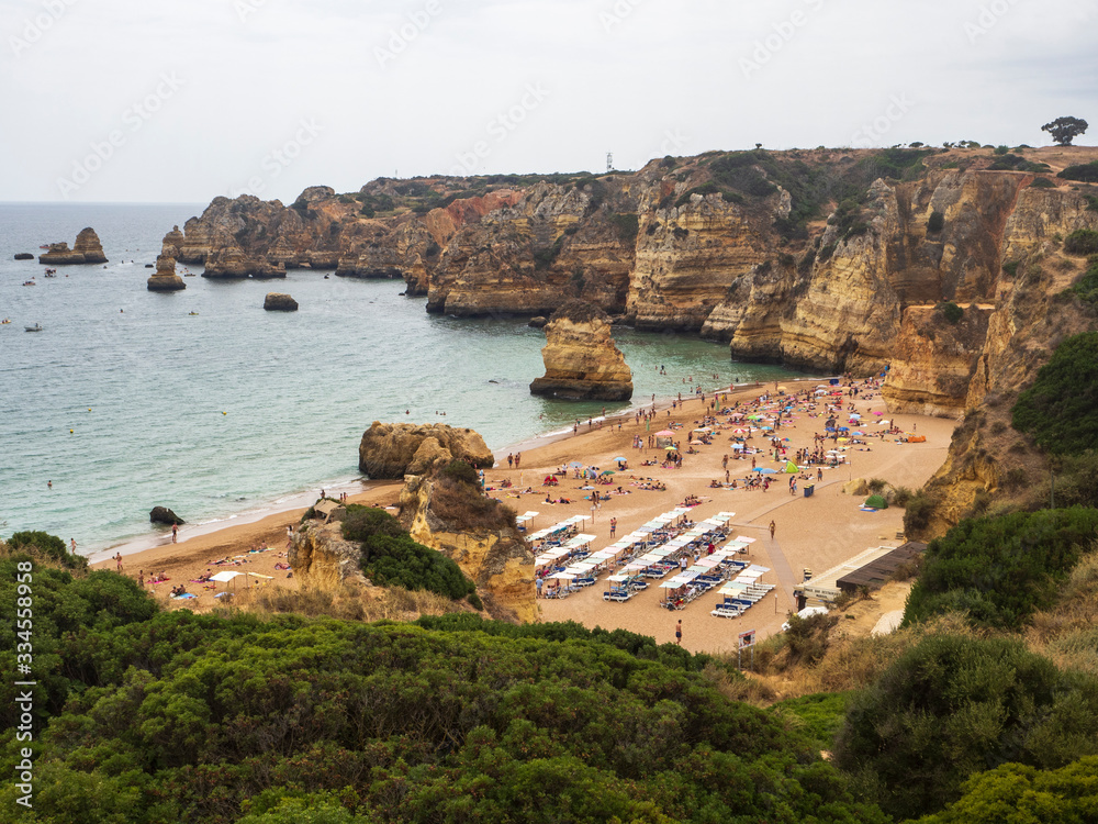 Naklejka premium Playa entre acantilados en el Algarve de Portugal