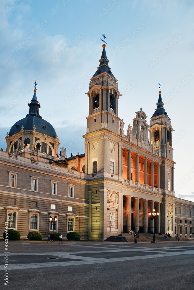 Obraz premium Madryt Katedra Najświętszej Marii Panny Królewskiej La Almudena