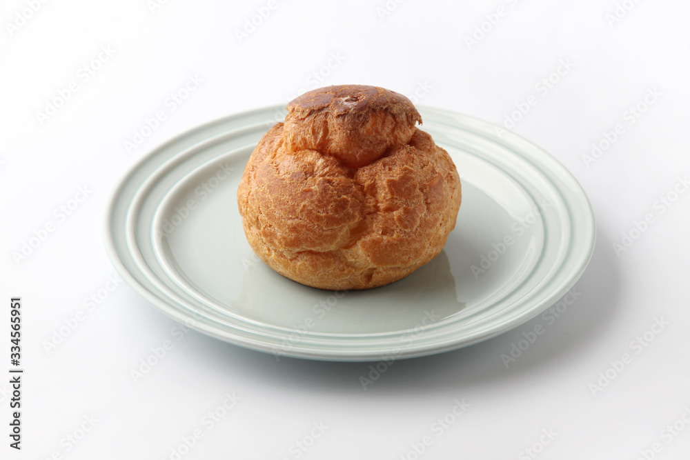 お皿にのせた シュークリーム フランスのお菓子 白背景 お皿にのせた シュークリーム フランスのお菓子 白背景