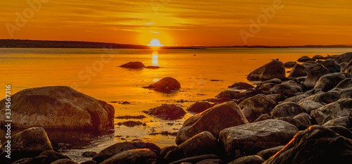 Fototapeta Naklejka Na Ścianę i Meble -  Zachód słońca w Parku Narodowym Ytre Hvaler w Norwegii
