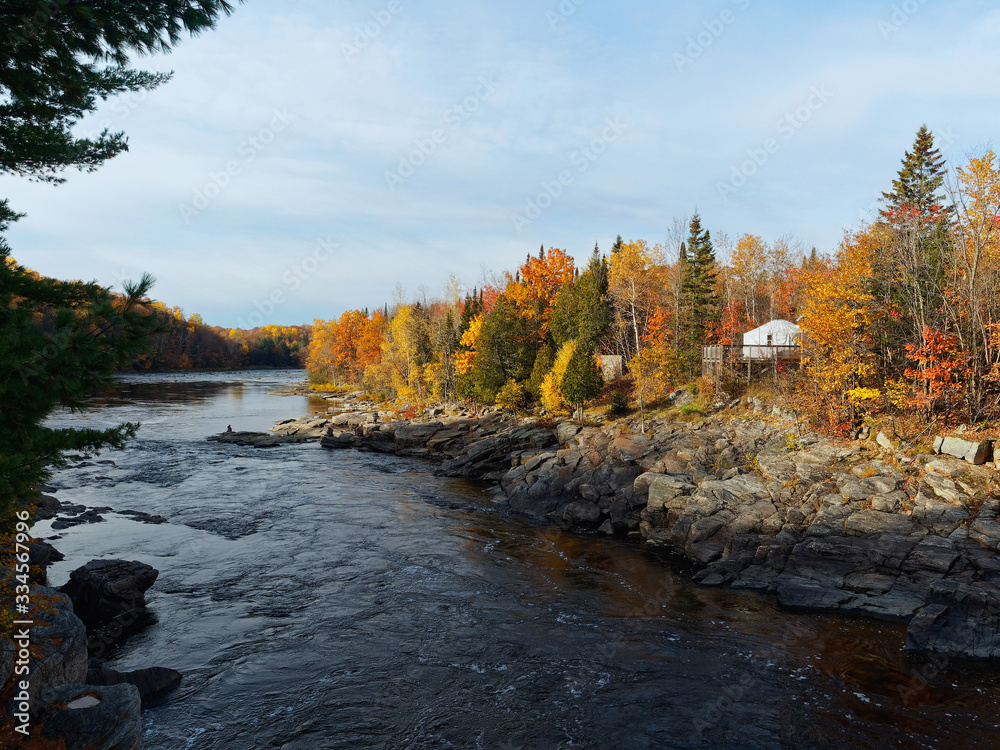 Obraz premium Autumn yurt lodging in Batiscan River Park, Mauricie, Quebec