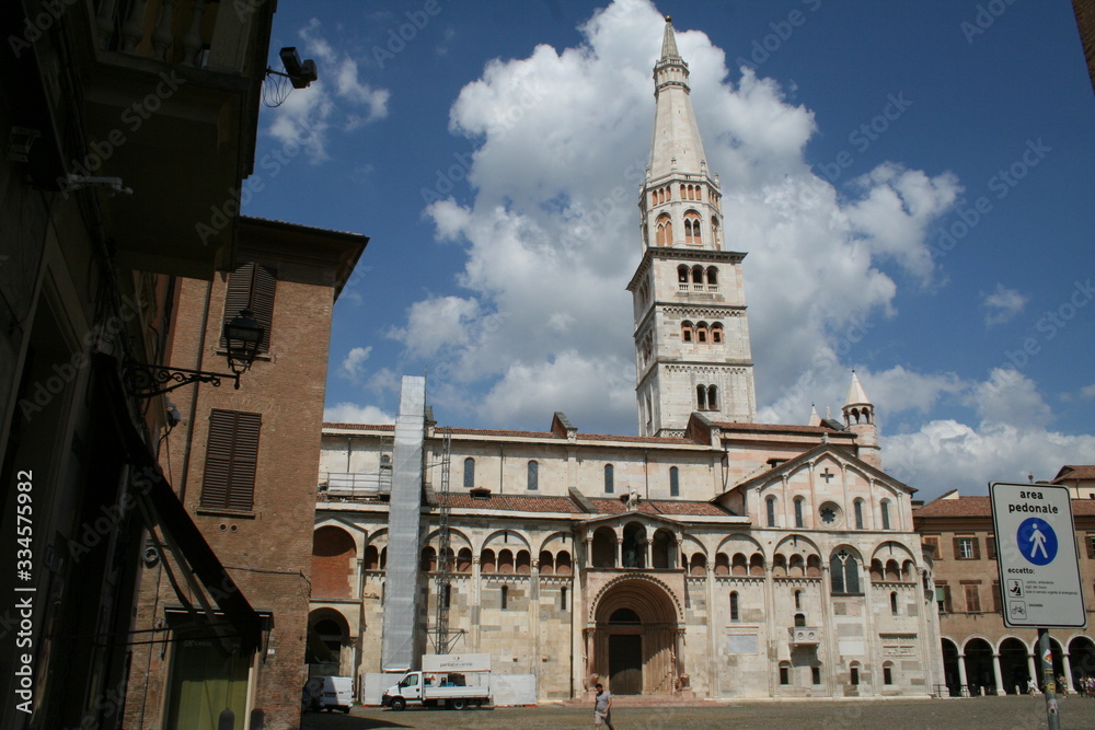 Naklejka premium Modena, Emilia Romagna, Italy: view of Square 
