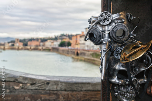 Maschera dei medici della peste con panorama da ponte vecchio Firenze