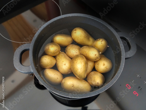 Salzkartoffel kochen, ein Topf mit Kartoffeln im Wasser