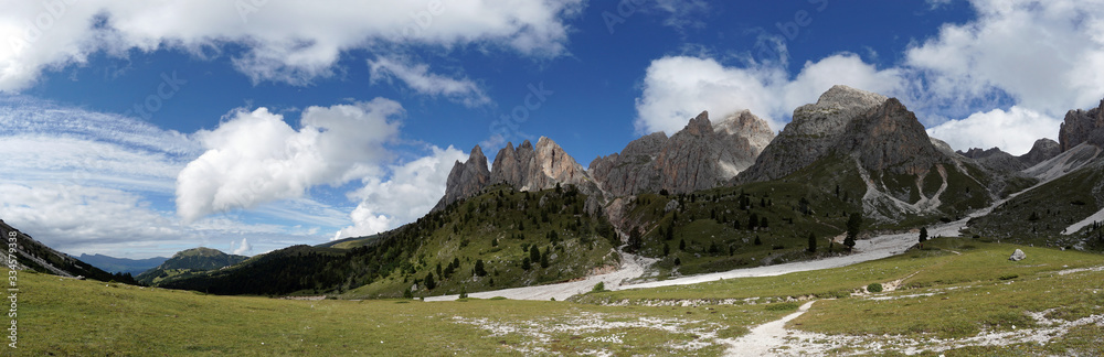 Panoramic view of the mountains: Puez Odles Naturepark in the Gardena Valley / South Tyrol / Gröden
