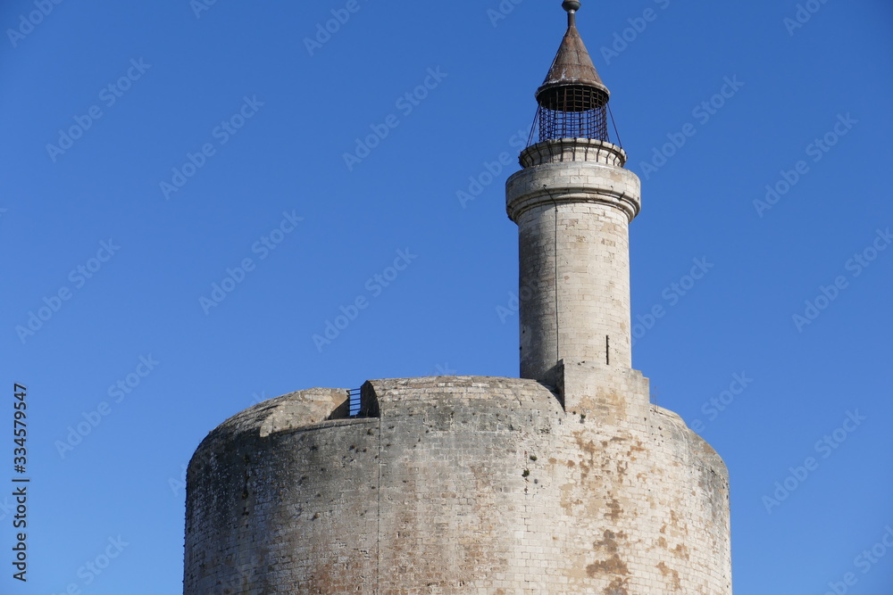 Spitze, Laterne und Mauern Tour de Constance in Aigues-Mortes / Frankreich