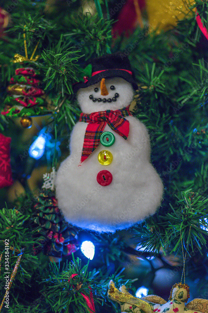 Obraz premium snowman on christmas tree