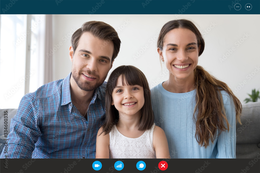 Φωτογραφία Headshot portrait screen application view of smiling young family with little da