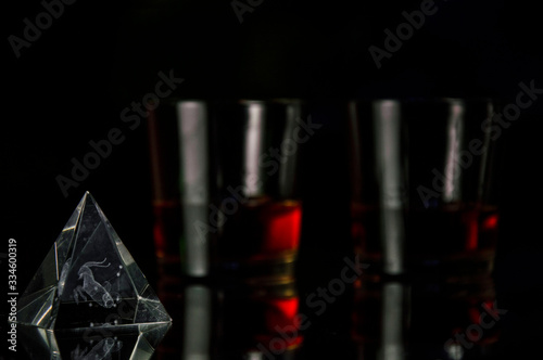 Photo two glasses of whiskey on the mirror