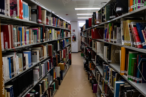 Vista amplia del interior de una librer  a biblioteca