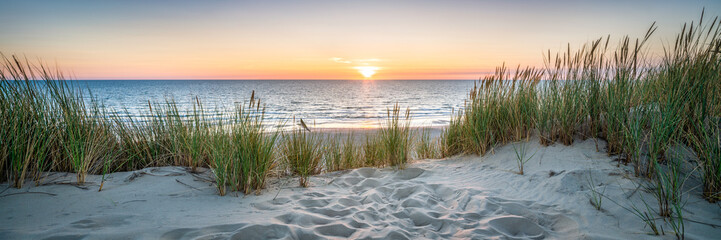 Foto auf Leinwand Schlafzimmer Sonnenuntergang am Dünenstrand  © eyetronic