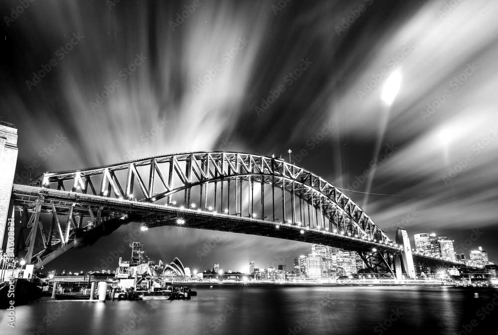 Naklejka premium Czarno-białe zdjęcie Sydney Harbour Bridge w nocy