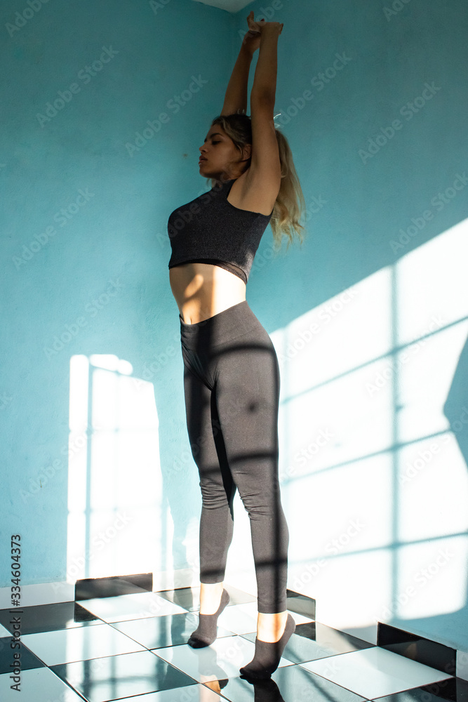 Foto de Mujer mexicana/latina haciendo yoga. Mujer hispana de tez