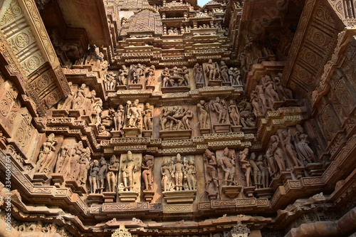 インドのカジュラーホー 世界遺産のカジュラーホー寺院 ヒンドゥー教の物語を表した繊細な彫刻 エロチックな天女像や男女交合像