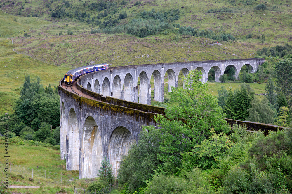 Obraz premium Glenfinnan - Skye Island (Scotland), UK - August 15, 2018: Glenfinnan Viaduct, Scotland, United Kingdom