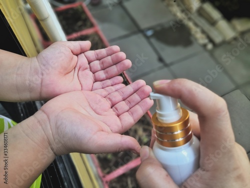 Alcohol hand washing gel for children