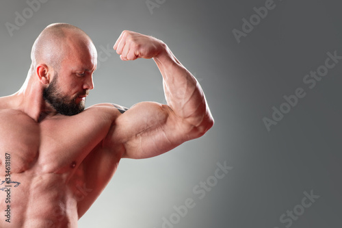 Εκτύπωση καμβά Sexy Muscular bodybuider posing on the gray background